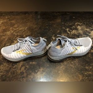 Mens size 8 brooks . Gray with gold accents . These will file ladies 9 1/2 .